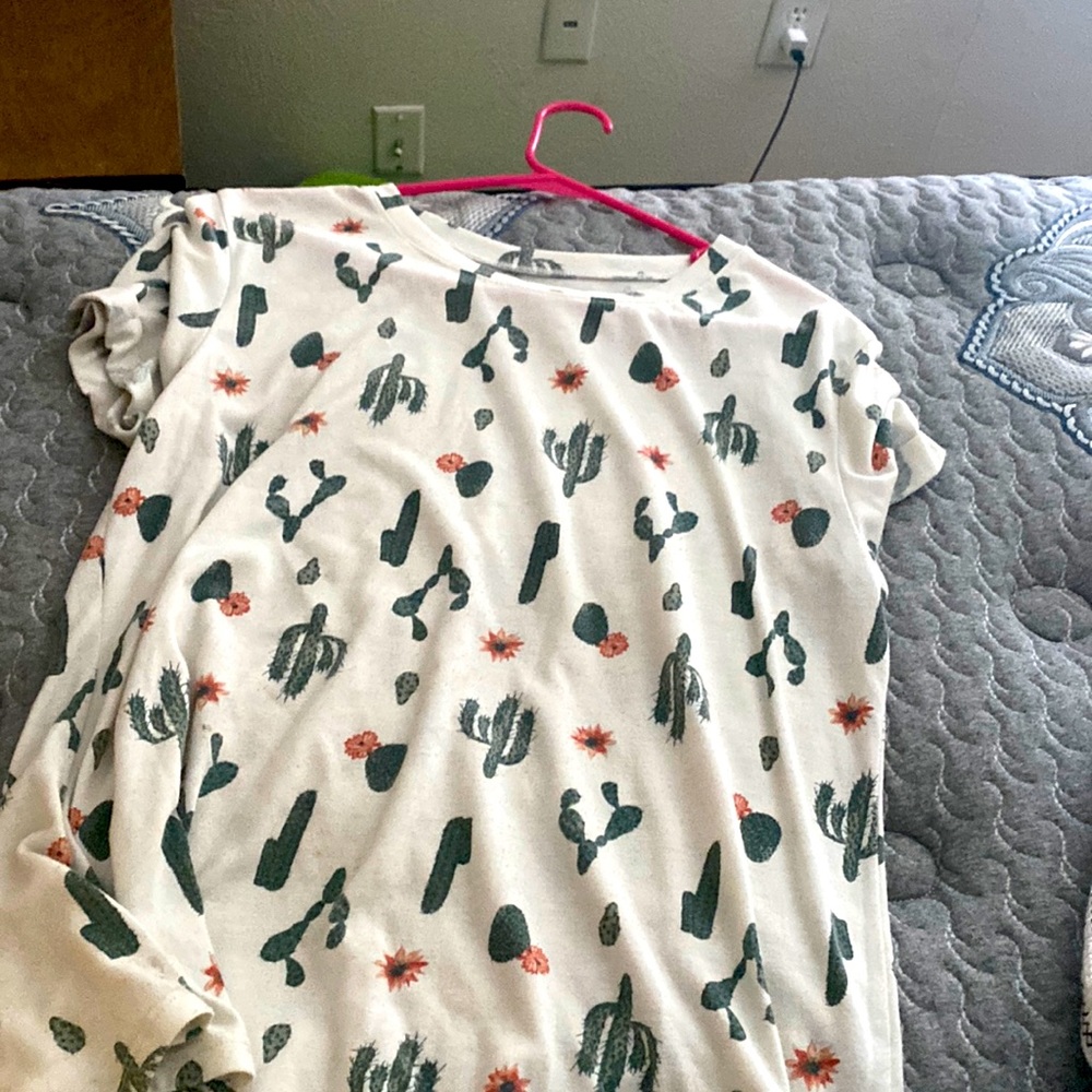 Shirt has only been wore 1 time in very good condition and cute!!